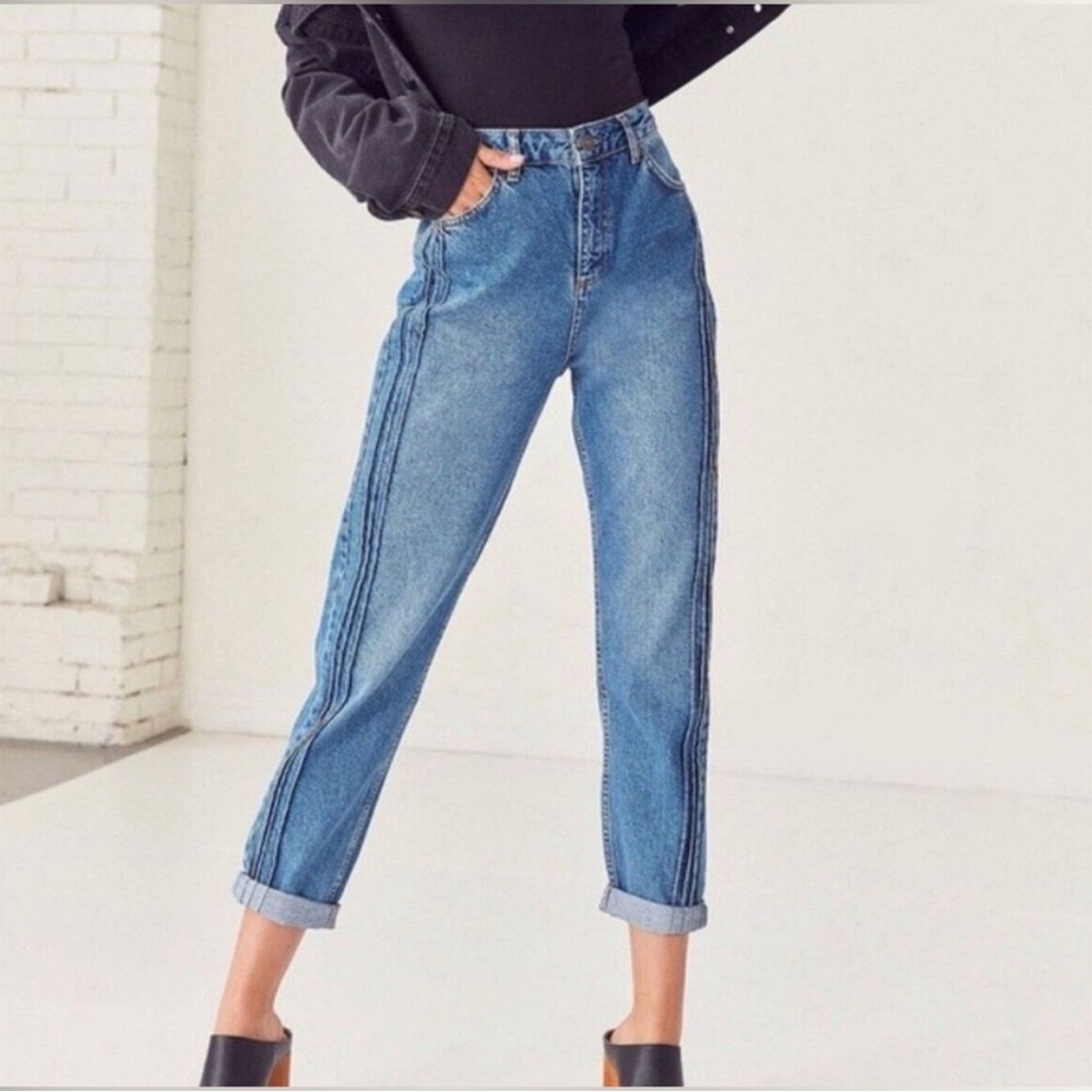 BDG High-Waisted Mom Jeans – W26 L32